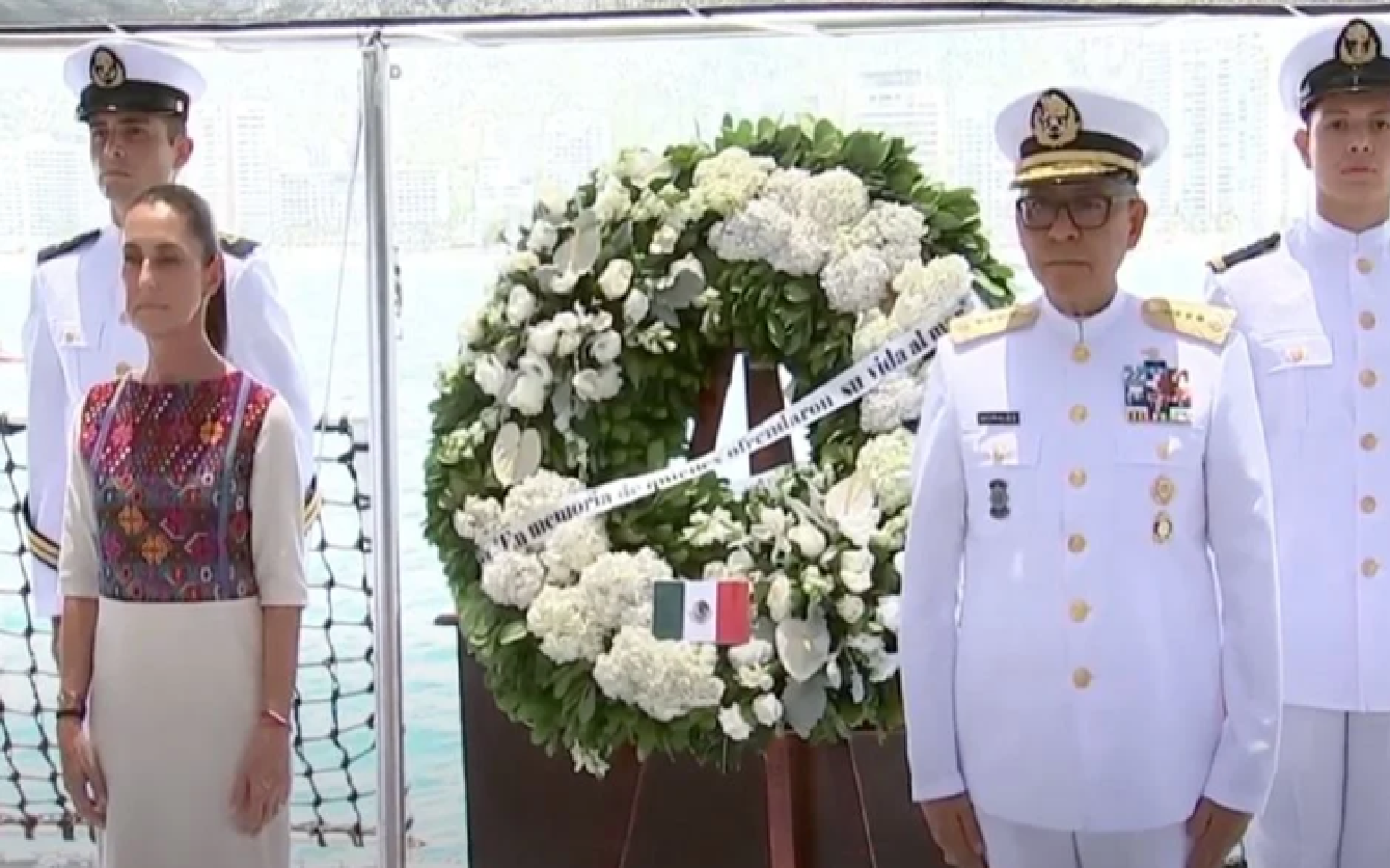 Sheinbaum lanza corona de flores al mar en homenaje a las víctimas del buque Escuela Cuauhtémoc