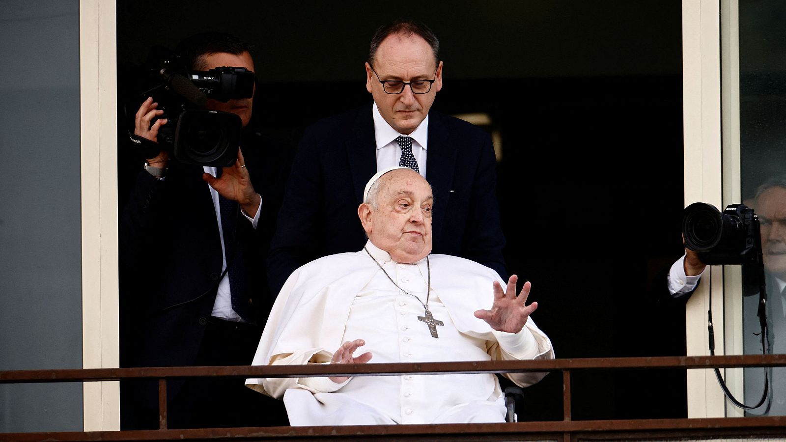 Papa Francisco abandona el hospital y reaparece en público; “Gracias a todos”