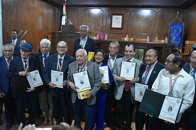 Reconocimiento a 16 periodistas mexicanos