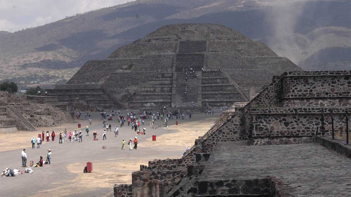 INAH ya permite que visitantes suban a la Pirámide de la Luna en Teotihuacán