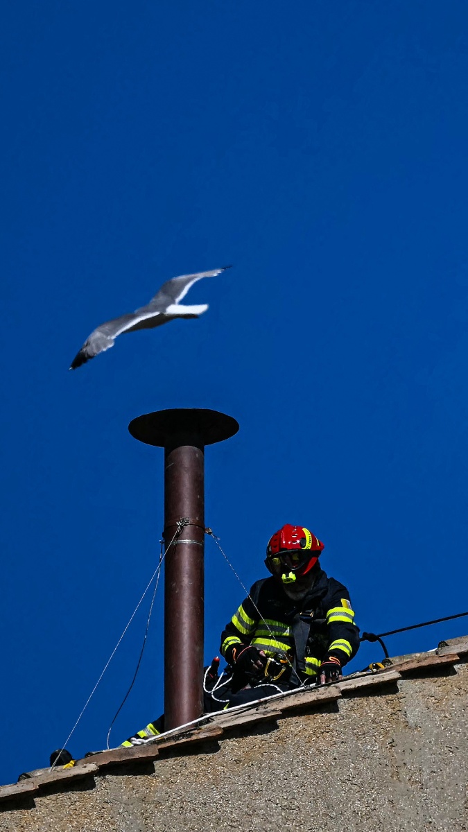 Colocan en la Capilla Sixtina la chimenea de la fumata para el cónclave