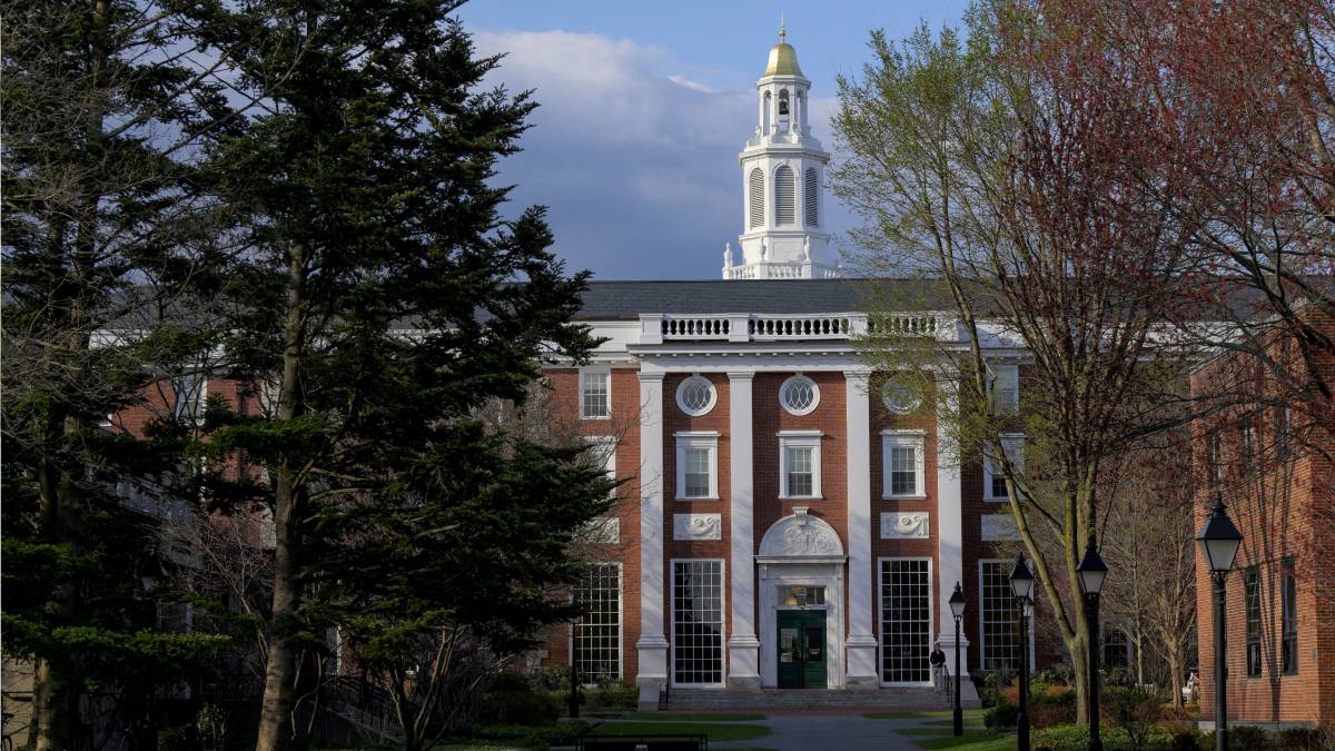 Harvard demanda a Trump tras perder permiso para inscribir a estudiantes extranjeros
