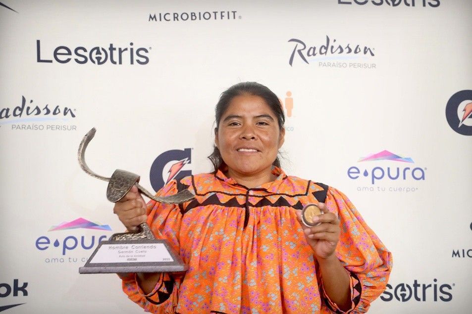 Corredores del Bosque de Tlalpan entrega el premio «Eduardo Castañón» y presenta al grupo Élite