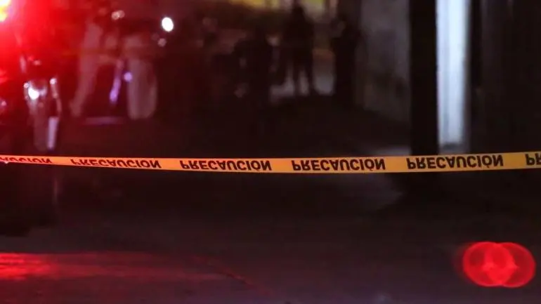 Mujer y hombre disparan contra policías y chocan dos patrullas en Álvaro Obregón