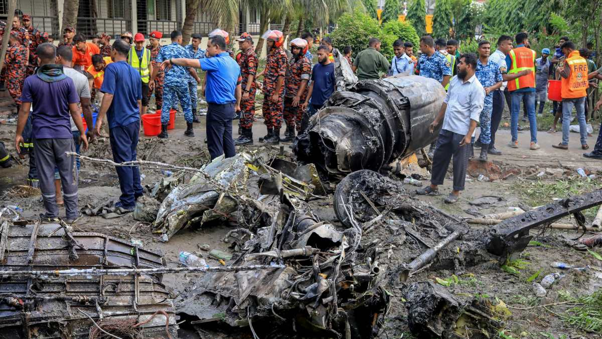 Al menos 19 muertos tras estrellarse avión militar sobre escuela en Daca, Bangladesh