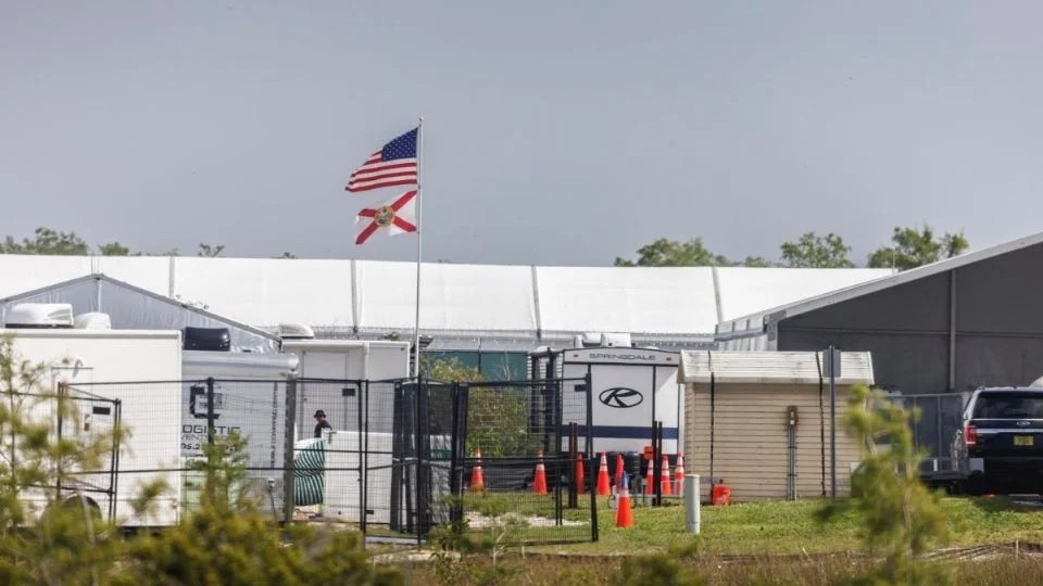 A un mes de su apertura, «Alligator Alcatraz» se convierte en modelo para próximos centros migratorios