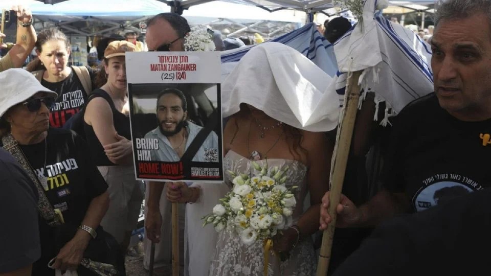 Exrehén mexicana de Hamás celebra boda simbólica en Tel Aviv con su novio aún cautivo