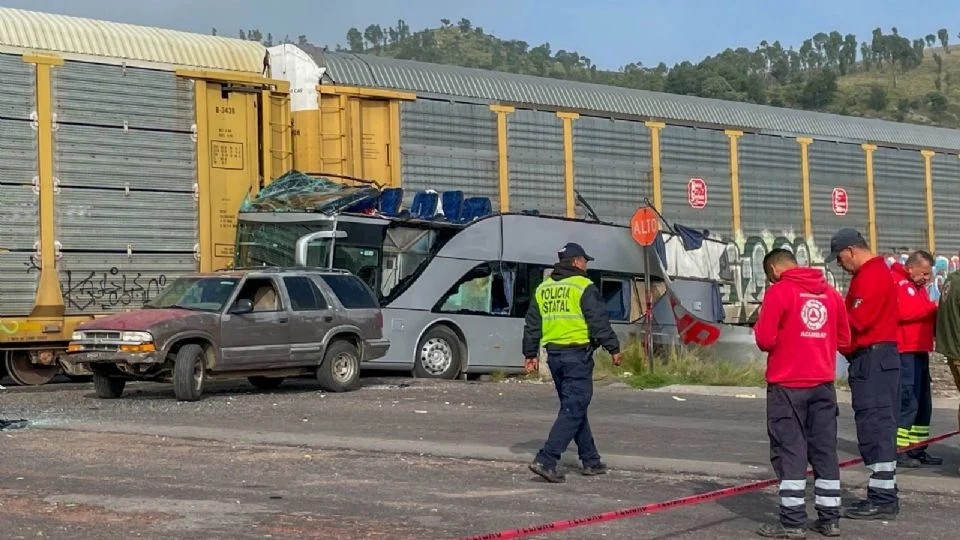 Tren embiste a camión de pasajeros en Atlacomulco; hay 8 muertos