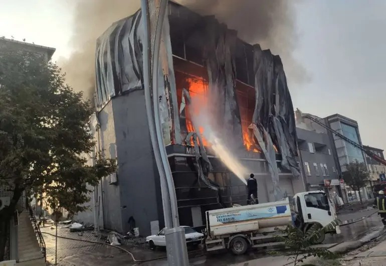 Incendio en un depósito de perfumes en Turquía deja al menos 6 muertos Borrador automático