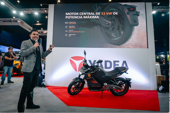 YADEA da a conocer su motocicleta eléctrica insignia Keeness en EXPO MOTO CDMX