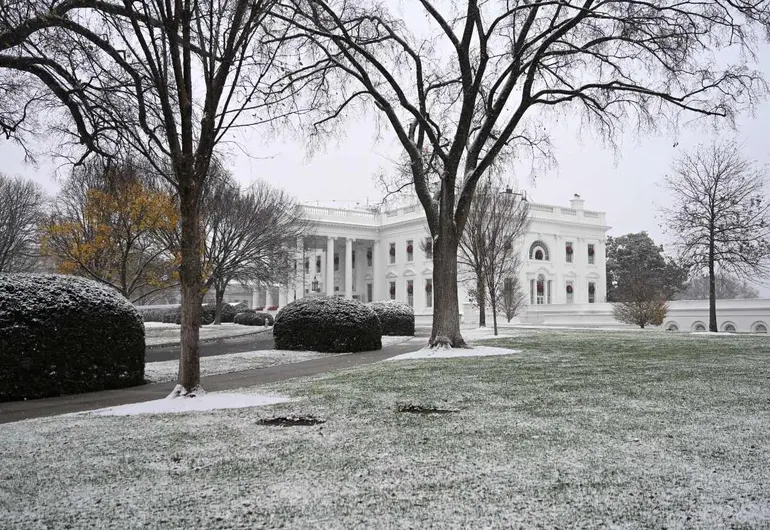 Tormenta invernal deja nieve, aguanieve y cierres en la costa este de EU