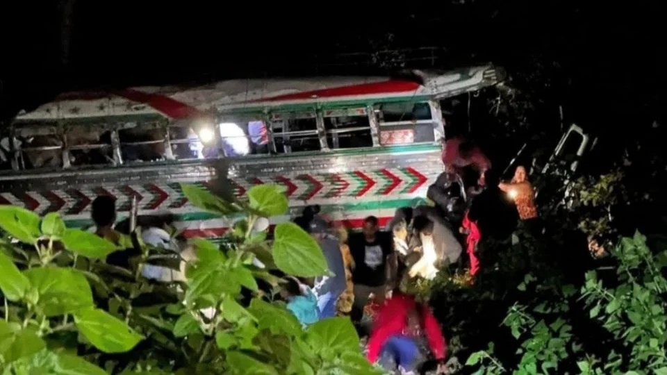 Autobús de la empresa «Transportes Sinaloa» cae a barranco en Guatemala; hay al menos 15 muertos