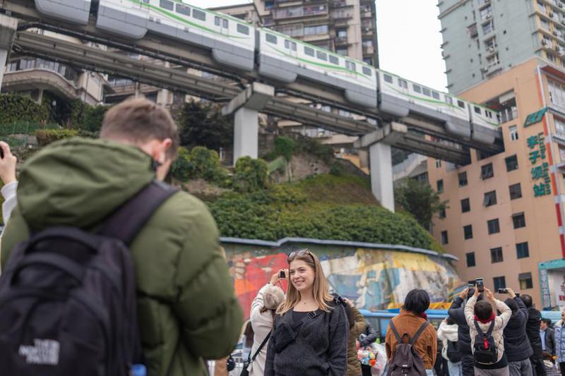 (Multimedia) China prevé más de 2,05 millones de viajes transfronterizos diarios durante vacaciones del Año Nuevo lunar