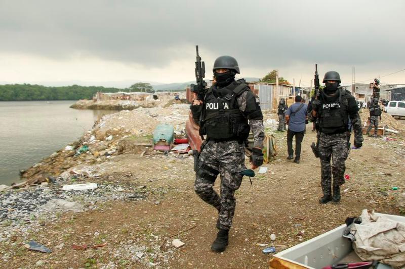 (Multimedia) Cinco muertos deja ataque armado en malecón de provincia costera de Ecuador