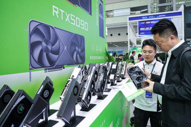 (Multimedia) Sector manufacturero de información electrónica de China registra rápido crecimiento en 2025