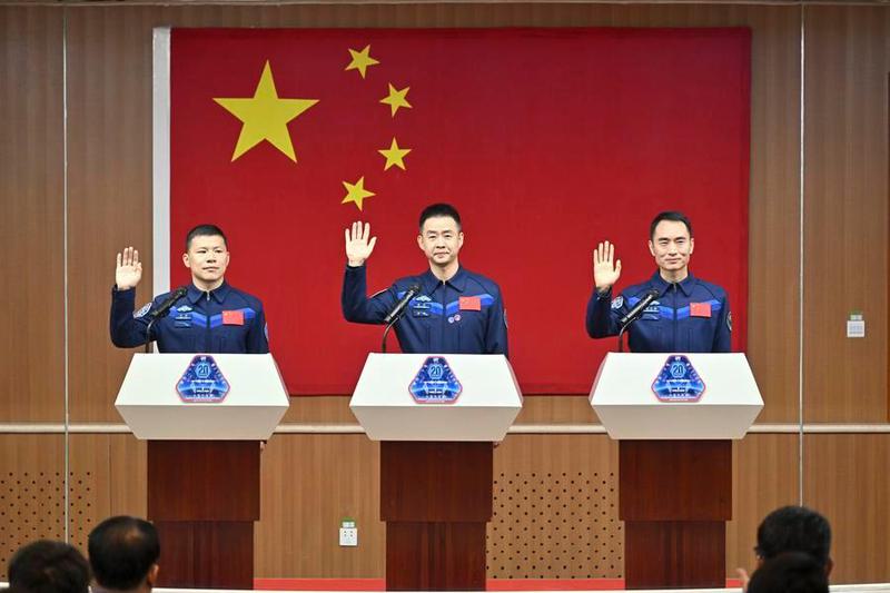 (Multimedia) China confiere medallas a astronautas de Shenzhou-20