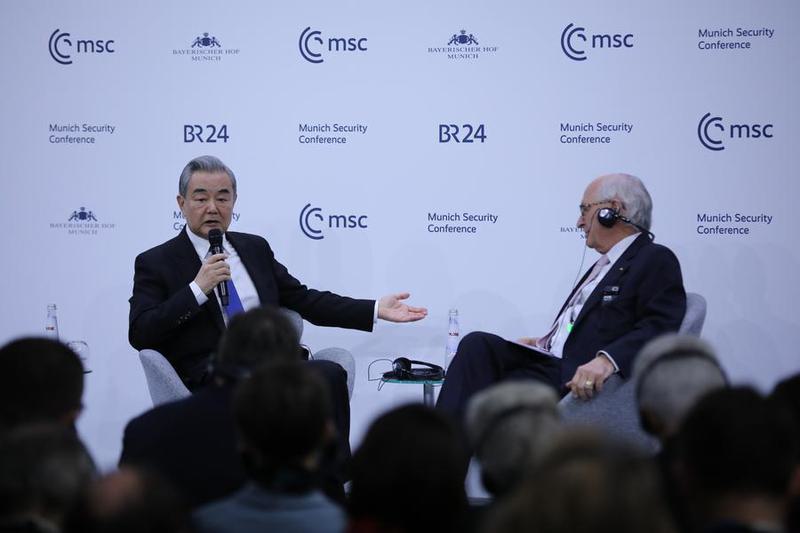 (Multimedia) China insta al diálogo por paz en Ucrania y destaca papel de Europa