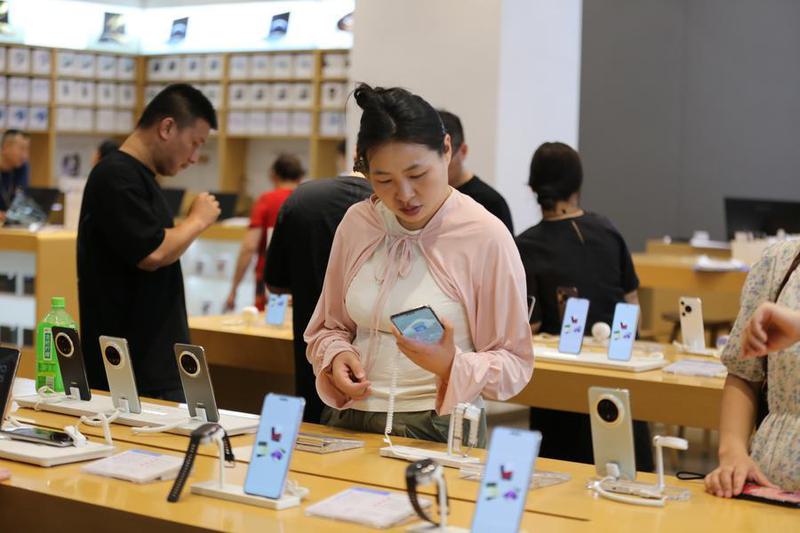 (Multimedia) Sector manufacturero de información electrónica de China registra rápido crecimiento en 2025