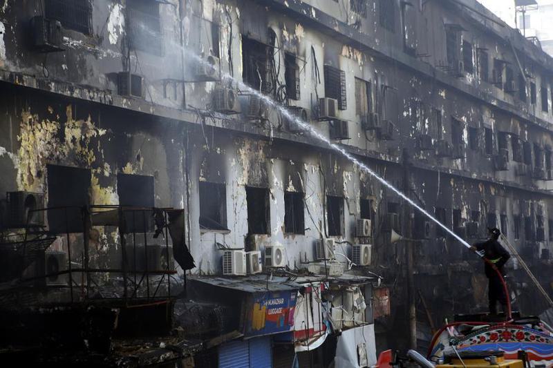 (Multimedia) Sube a 60 cifra de muertos por incendio en centro comercial de Karachi, Pakistán