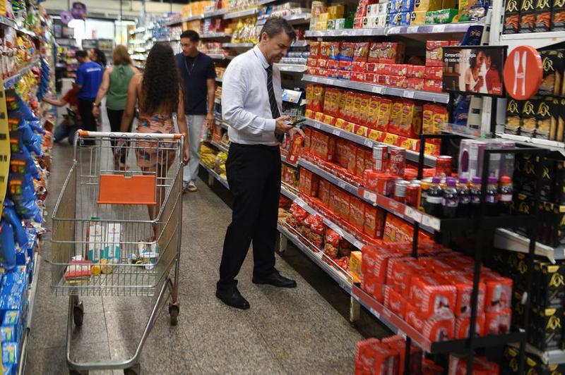 (Multimedia) Mercado brasileño disminuye a 4% previsión de inflación en 2026