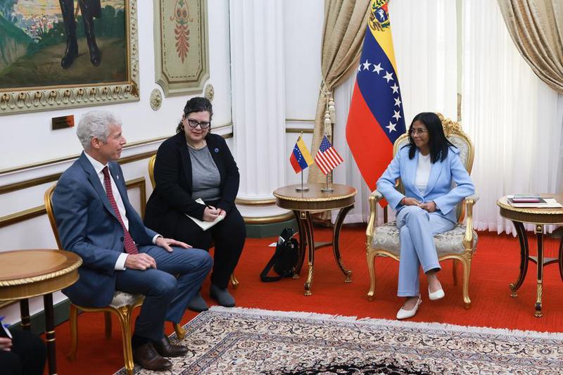 (Multimedia) Presidenta encargada de Venezuela recibe en Caracas al secretario de Energía de EEUU
