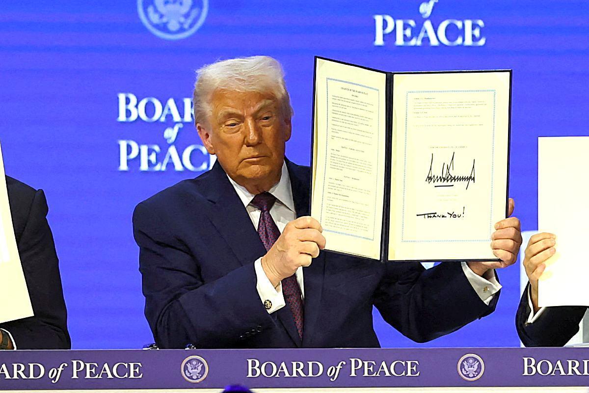 Trump firma en Davos la fundación de «su Consejo de Paz»; trabajará con la ONU