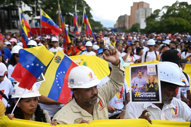 (Multimedia) Venezolanos salen a las calles de Caracas para exigir liberación de Nicolás Maduro y Cilia Flores