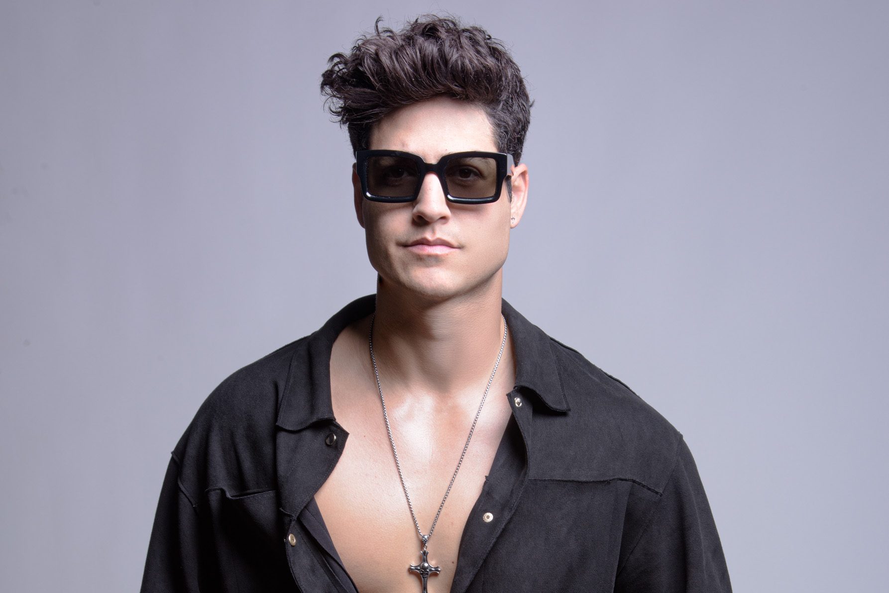 Jensen Ríos debuta en el rock en español con Suicida de Amor, un EP que convierte el desamor en resistencia