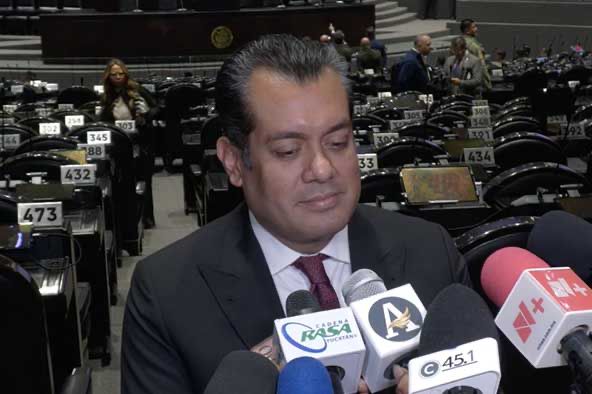 “Entre la Constitución y la campaña mediática”, libro con una perspectiva distinta sobre asignación de diputaciones, señala Sergio Gutiérrez