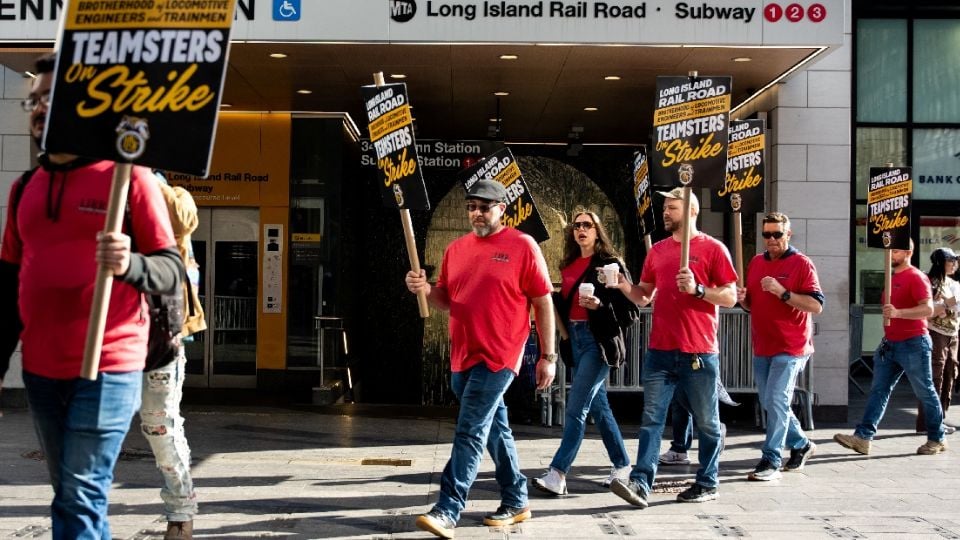 Estalla huelga ferroviaria en Nueva York; Trump culpa a la gobernadora del estado
